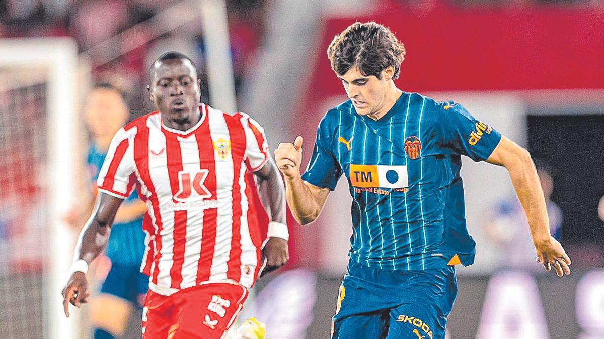 Javi Guerra corre perseguido por Akieme