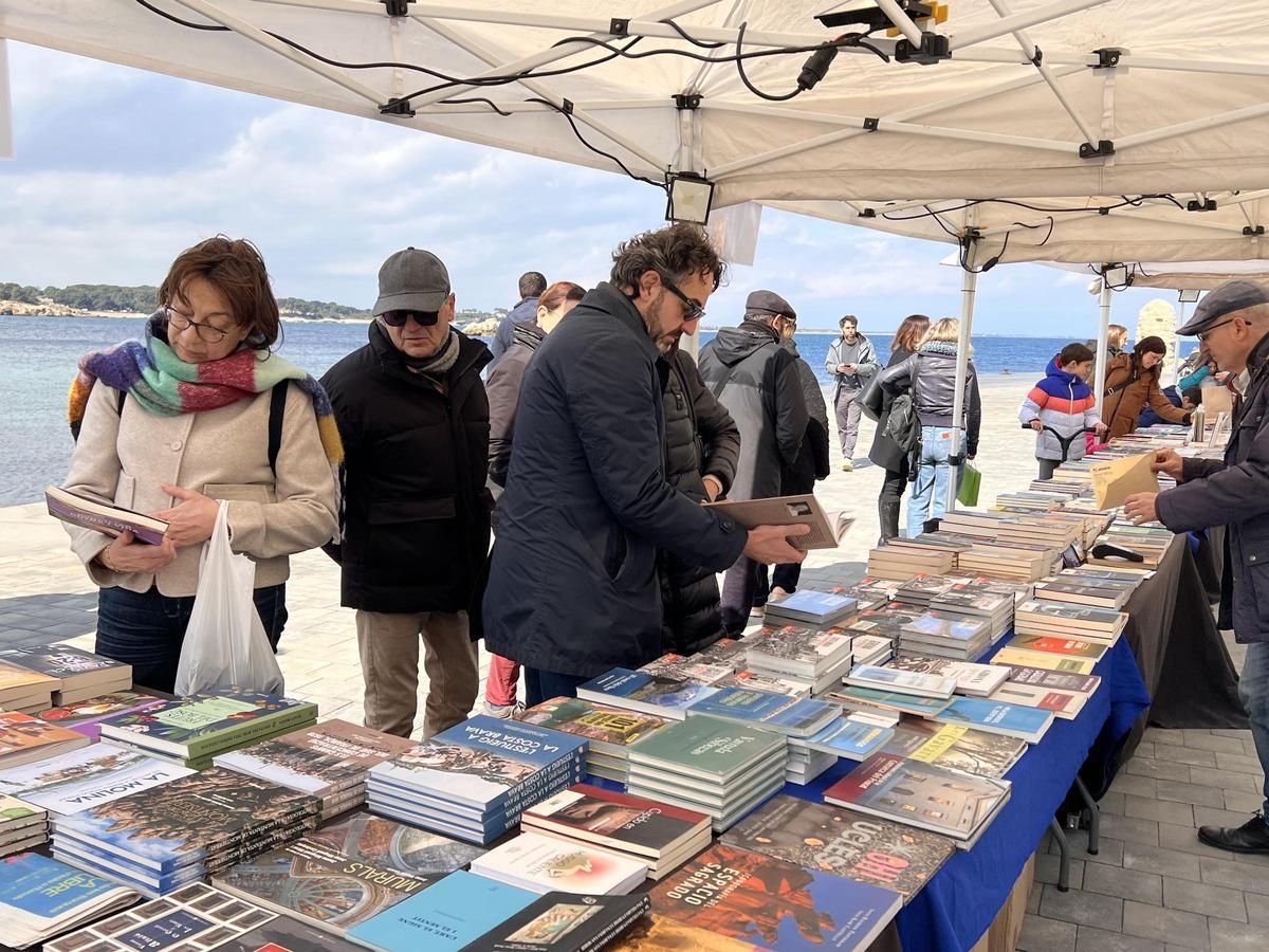Una fotografia de l'edició de 2025 de la fira literària de l'Escala.