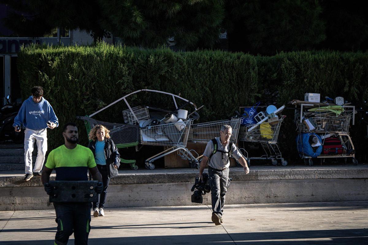 Barcelona desaloja a una treintena de personas sin hogar del parque Joan Miró