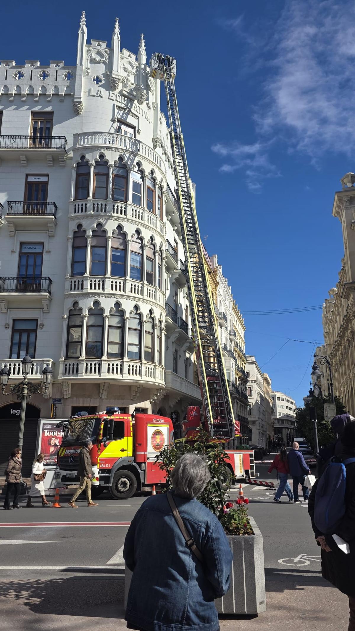 Inspección de las fachadas de la plaza del Ayuntamiento de València