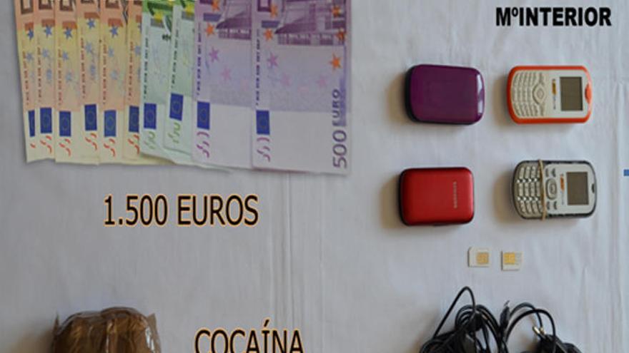 Dinero, droga y objetos incautados al detenido en Zamora.