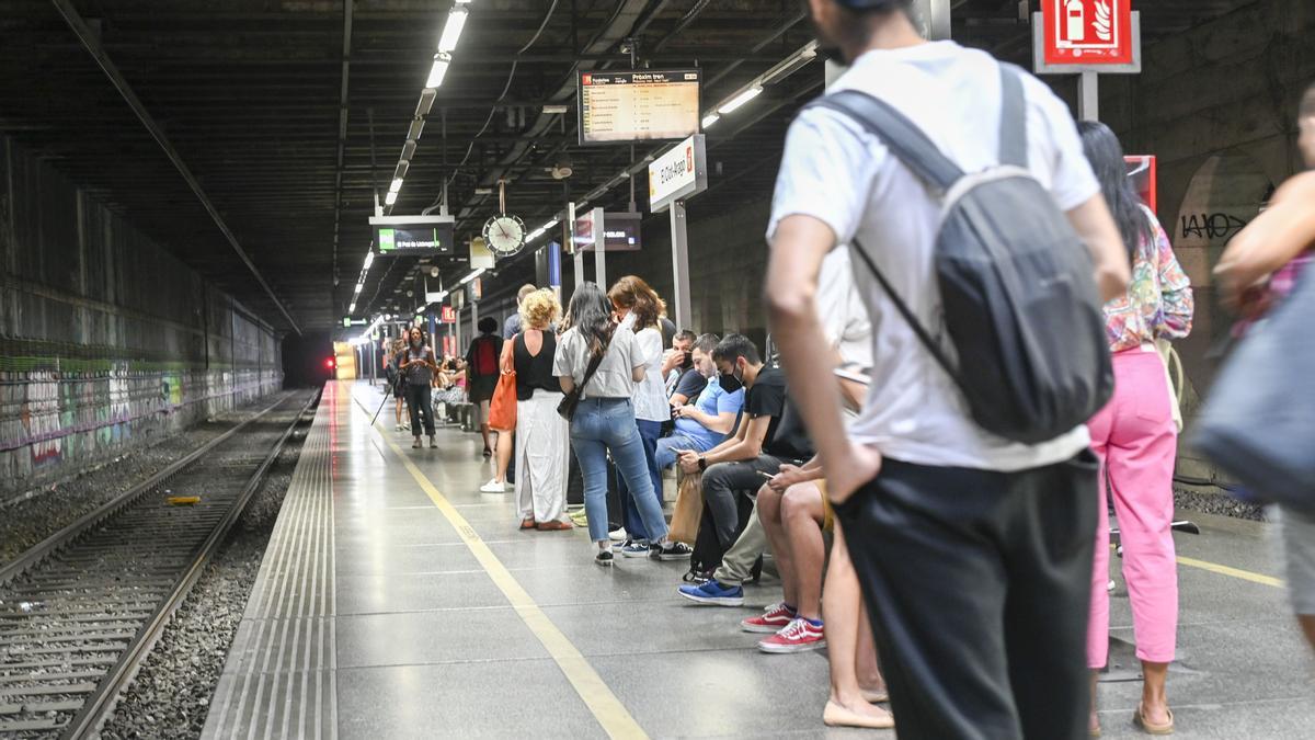 Barcelona. 09.09.2022. Sociedad. Usuarios del servicio de Rodalies de Renfe aguardan en el andén de la estación de El Clot una vez restablecido parcialmente el servicio que ha provocado desde primera hora importantes retrasos en la red de trenes de cercanías. Fotografía de Jordi Cotrina