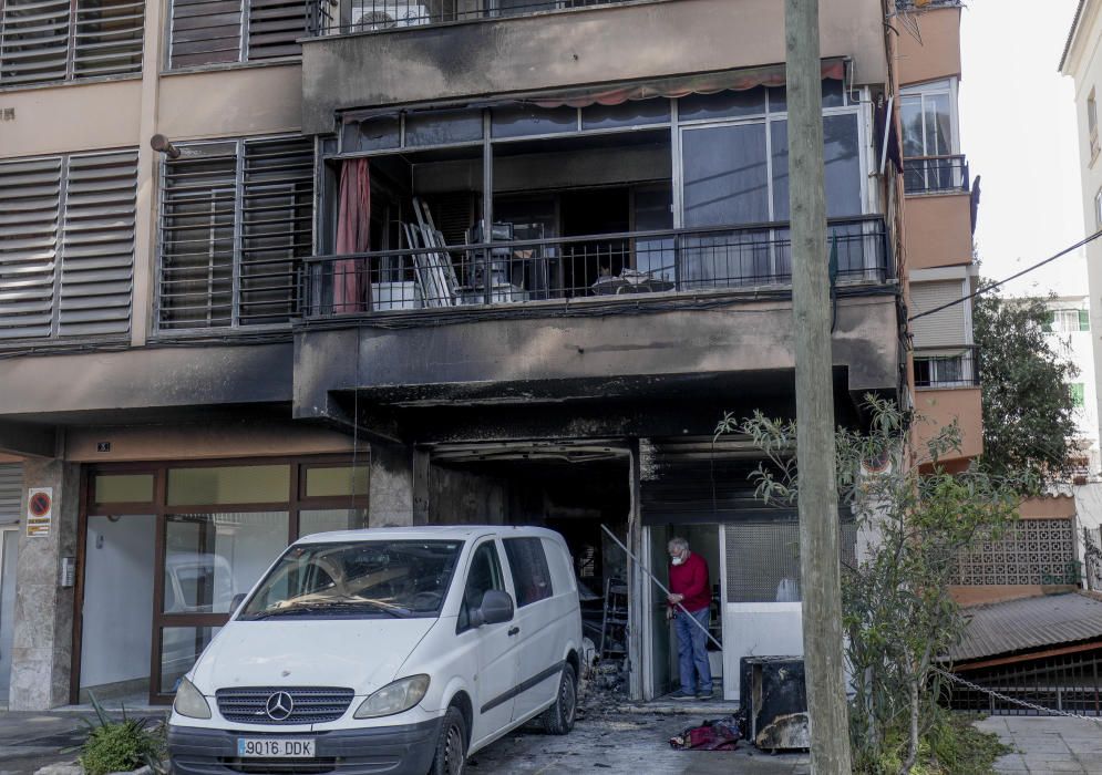 Un incendio destruye los bajos de un edificio de s'Arenal
