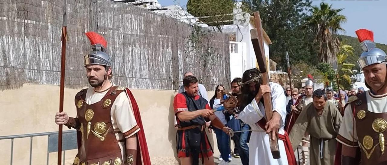 Vídeo: Representación del Vía Crucis en Santa Eulària