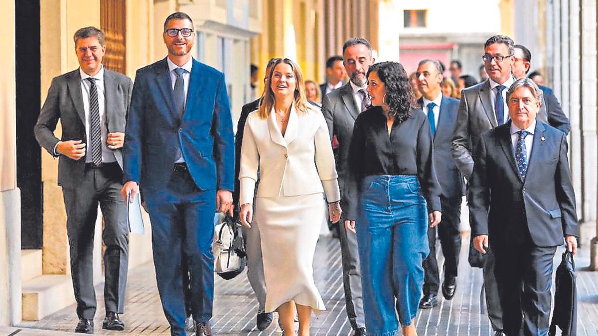 Prohens, llegando al Parlament acompañada de la plana mayor del PP Balear.