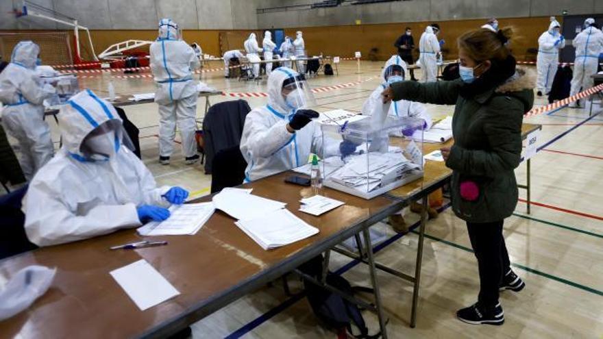 Arranca la votación de los contagiados de coronavirus en las elecciones catalanas