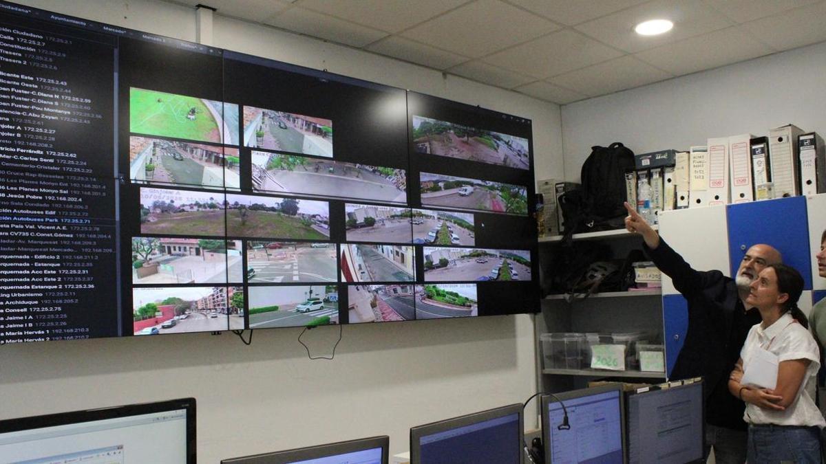 El concejal de Seguridad señala las imágenes