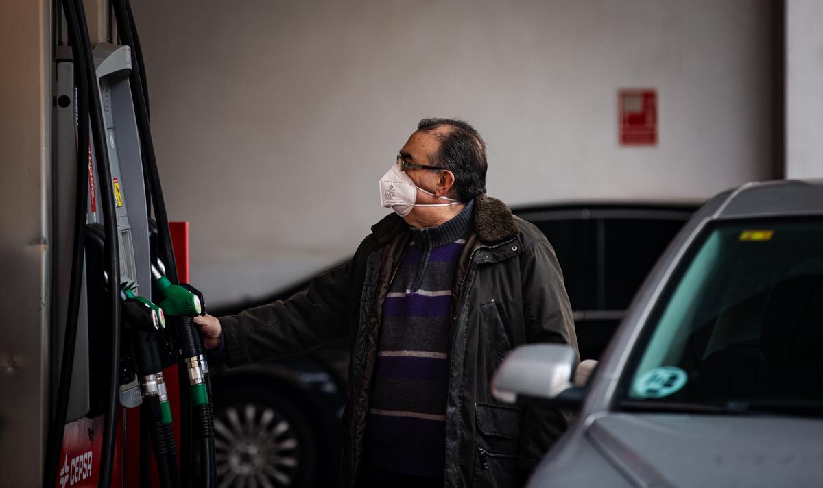 Un hombre reposta combustible en Madrid Un hombre reposta combustible en Madrid