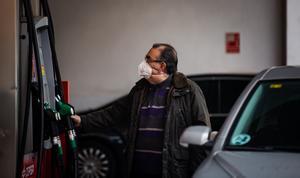 Un hombre reposta combustible en Madrid