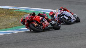 A FRONTERA (CÁDIZ), 28/04/2024.- El piloto italiano de MotoGP Francesco Bagnaia (i) (Ducati Lenovo Team) y el español Marc Márquez (d) (Gresini Racing MotoGP™) durante la c