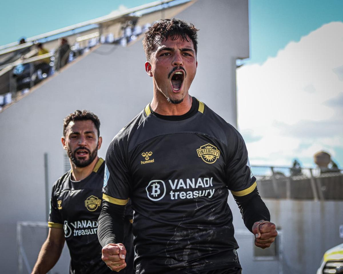 Romagnoli celebra el gol de la victoria del Intercity en el minuto 90 ante el Alcalá