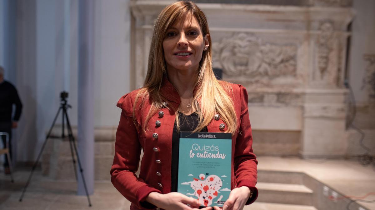 Cecilia Pollos C., con su libro en Zamora.