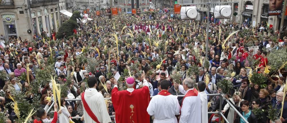 "La Borriquita" congrega a niños, abuelos y padres en Vigo. // R. Grobas | E. Villanueva