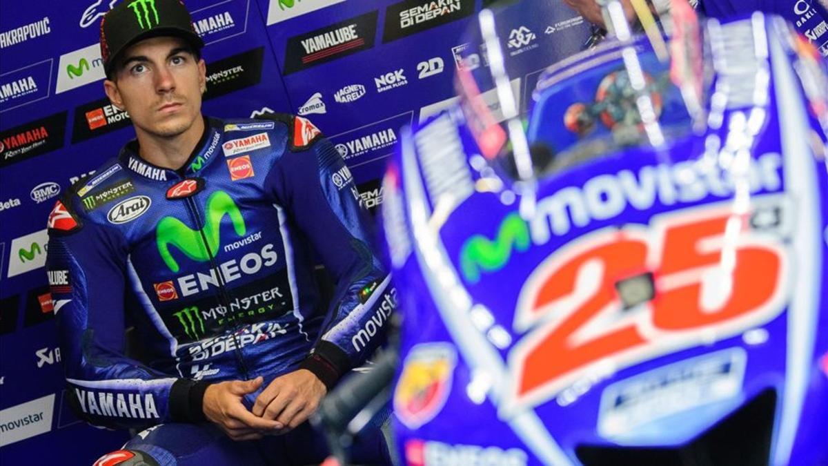 Maverick Viñales, junto a su moto en el box de Yamaha