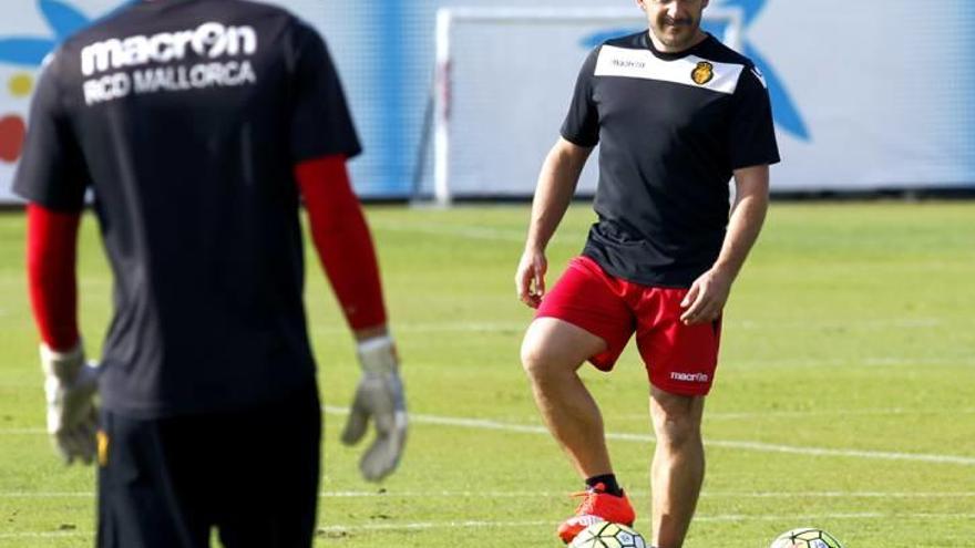 Albert Ferrer, en un entrenamiento en Son Bibiloni con Timon.