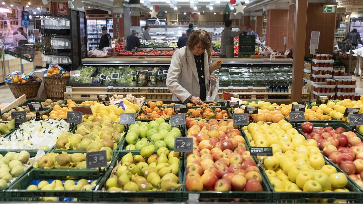 Una mujer compra fruta en un supermercado Ametller de Barcelona