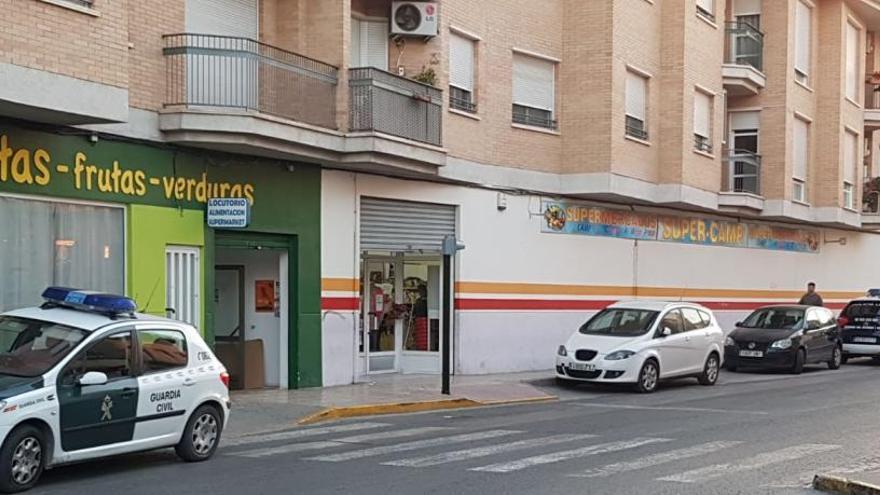 Un coche de la Benemérita, en la puerta del súper.