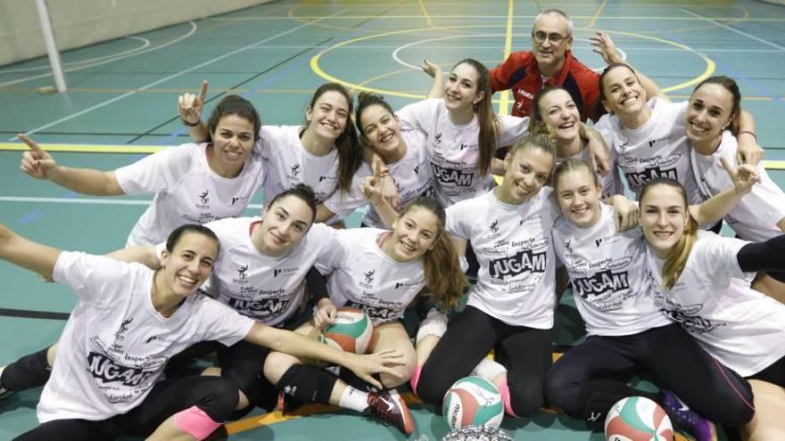 Las jugadoras del JS Hotels, junto al presidente Toni Figuera, posan tras ganar la Copa.