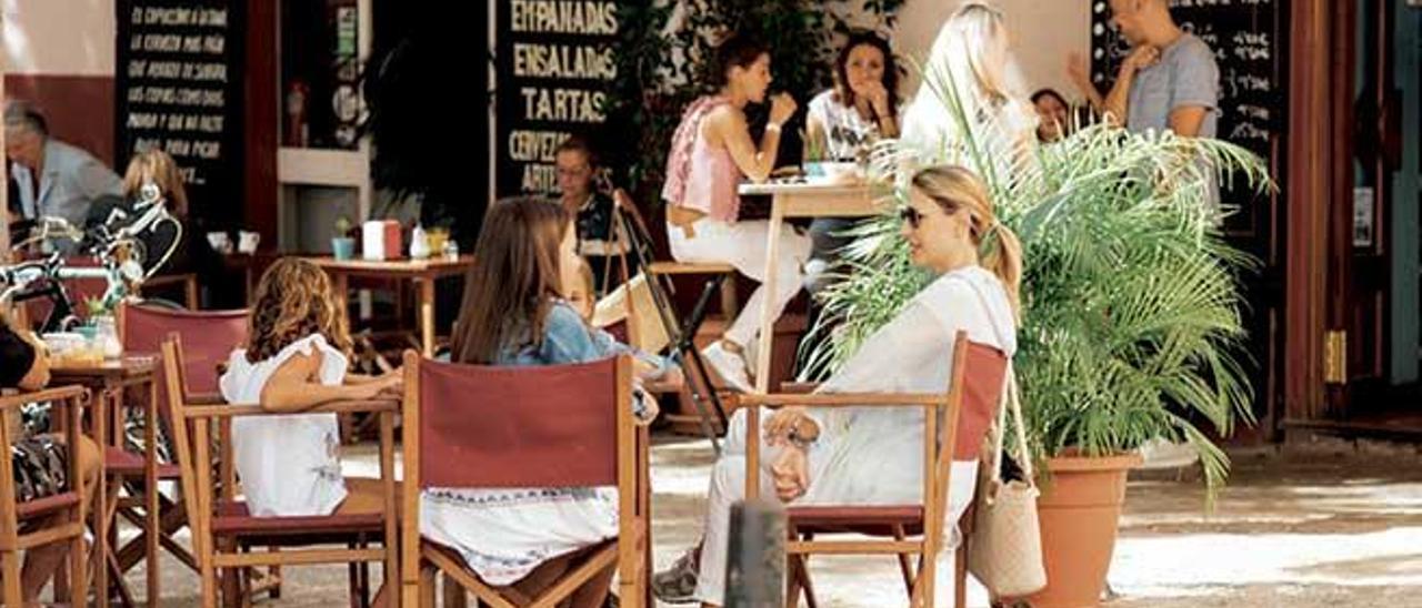 El Santa Fe sitúa su terraza en la plaza del mismo nombre.