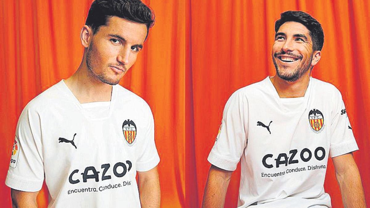 Hugo Guillamón y Carlos Soler, con la nueva camiseta del Valencia CF