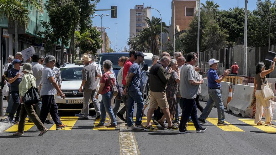 Manifestación de los vecinos de La Isleta por la doble vía en la calle Doctor José Guerra Navarro