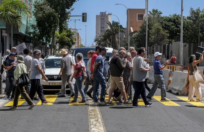 Manifestación de los vecinos de La Isleta por la doble vía en la calle Doctor José Guerra Navarro