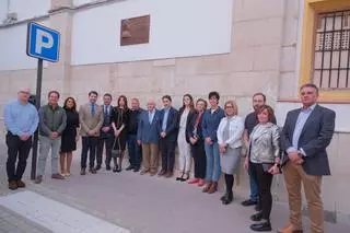 Una nueva placa en bronce recuerda en Cabra al marino Dionisio Alcalá-Galiano