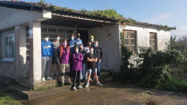 Integrantes de los ‘scouts’ y responsables de la asociación diocesana en la antigua rectoral.