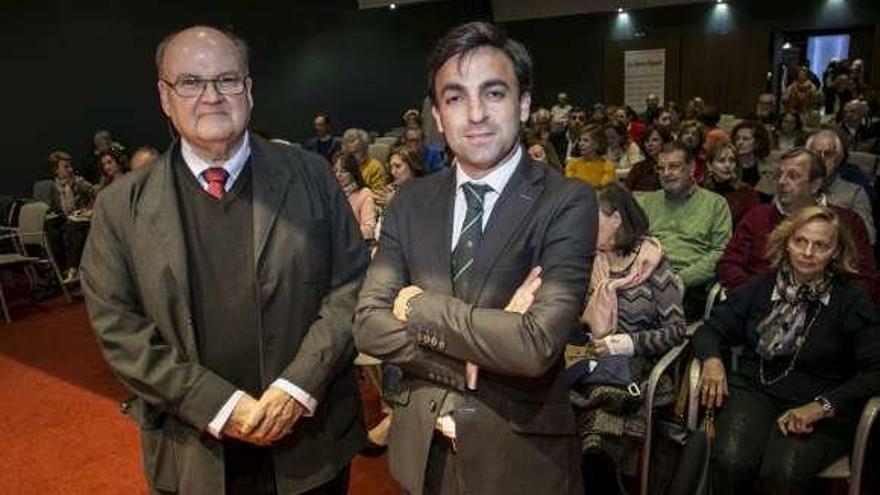 Por la izquierda, Manuel Bousoño y Alfonso Paredes, ayer, en el Club Prensa Asturiana de LA NUEVA ESPAÑA.