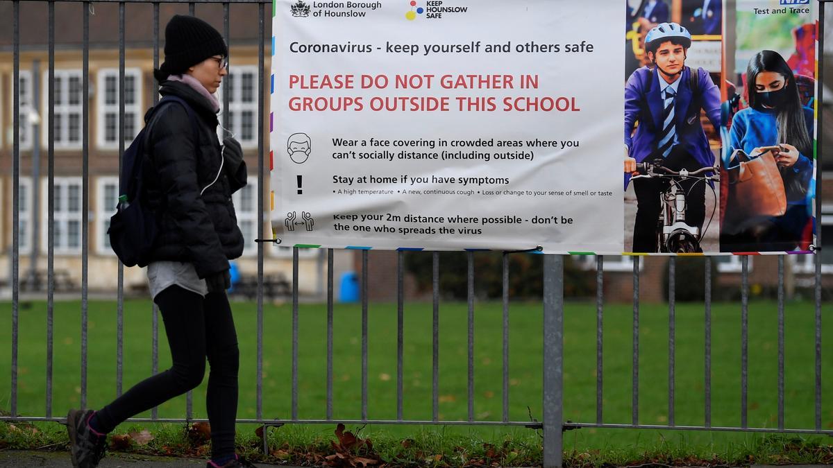 Una mujer pasa por delante de una escuela en Londres.