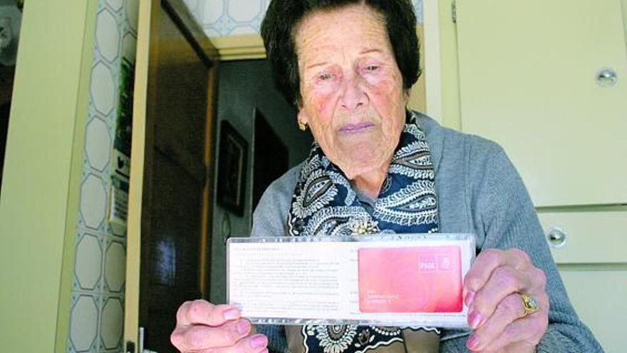 Ana Serrano, en su domicilio de Los Campones, con su carné de afiliada al PSOE.