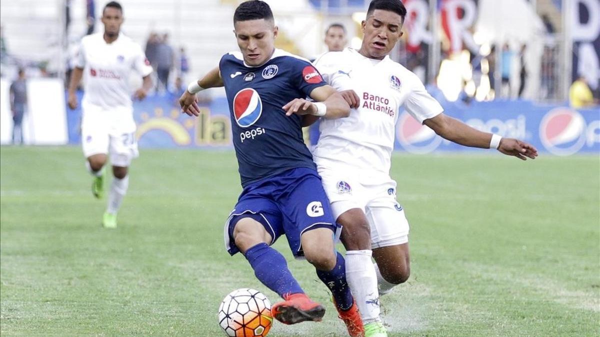 Futbolistas del Motagua y del Olimpia durante el clásico hondureño