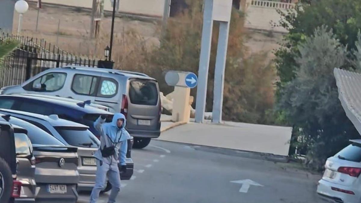 Uno de los encapuchados que ha participado en el asalto