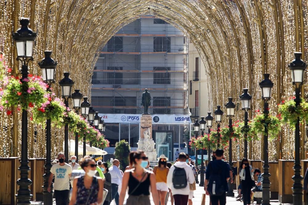 Continúa el montaje de las luces de Navidad de la calle Larios