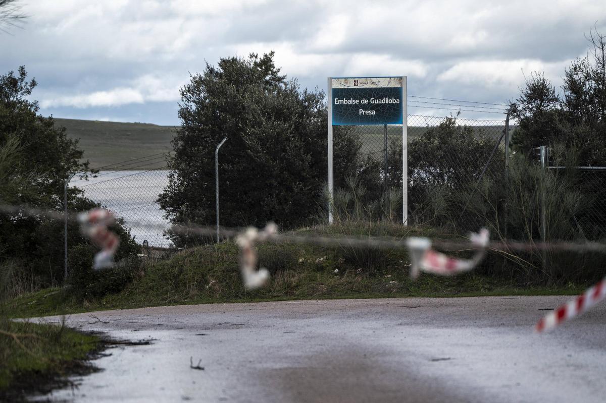 El Guadiloba asoma fuera de su pantano de Cáceres