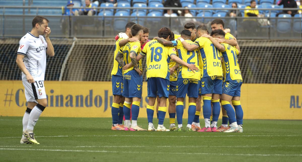 Los jugadores de la UD, en un lace durante el pulso ante el Ceuta.