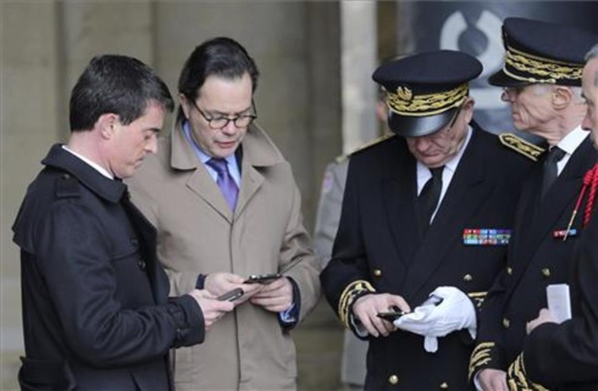 El primer ministre de França, Manuel Valls, pocs minuts després de rebre la notícia de l’accident.