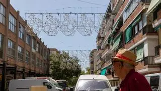 La Navidad llega a Alicante antes del fin del verano: el Ayuntamiento ya instala el alumbrado