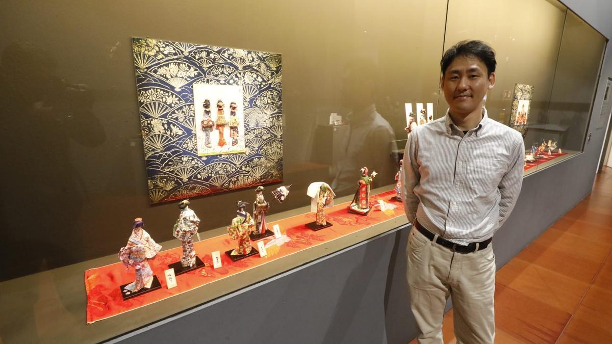 Akio Mayurama expone hasta mayo de 2026, en el EMOZ, sus tradicionales muñecas japonesas de papel