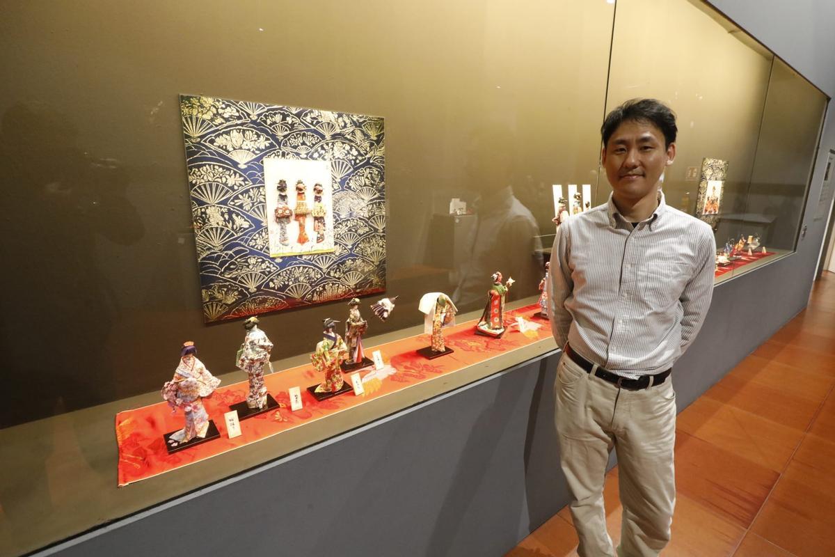 Akio Mayurama expone hasta mayo de 2026, en el EMOZ, sus tradicionales muñecas japonesas de papel.