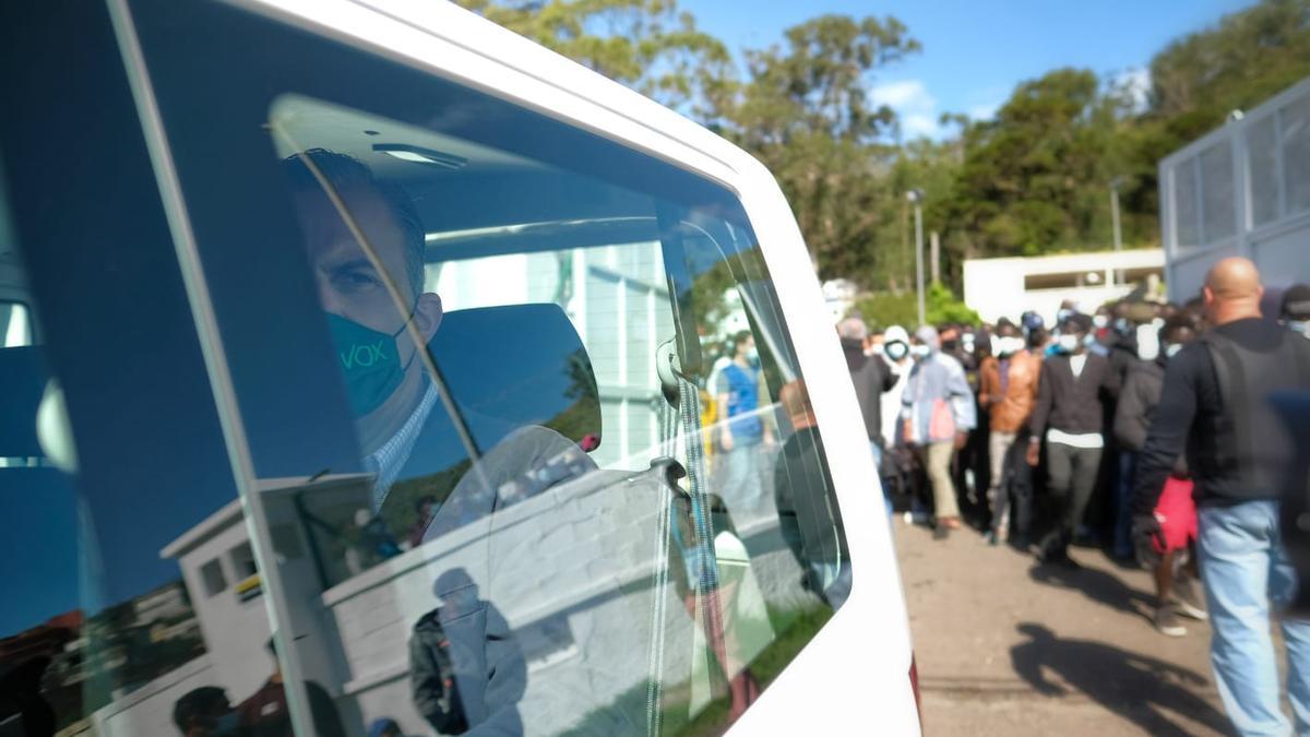 Javier Ortega Smith visita el campamento de Las Canteras.