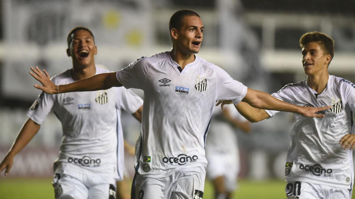 Jugadores del Santos celebran un gol.
