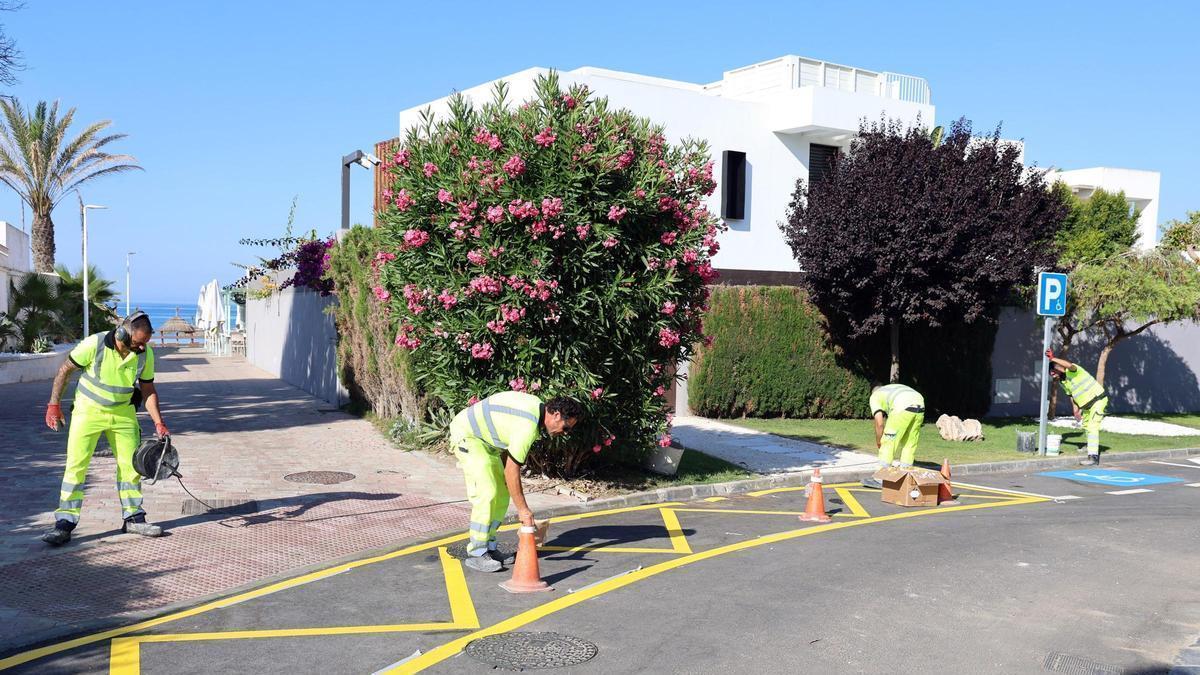 El equipo de la delegación de Tráfico del Ayuntamiento de Marbella realizando las mejoras.