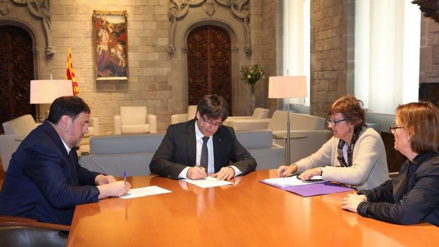 Quinto aviso del TC a Puigdemont y Junqueras para que frenen el referéndum