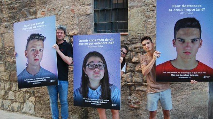 Guiteras, a l&#039;esquerra, amb dos dels joves protagonistes i els tres cartells de la campanya