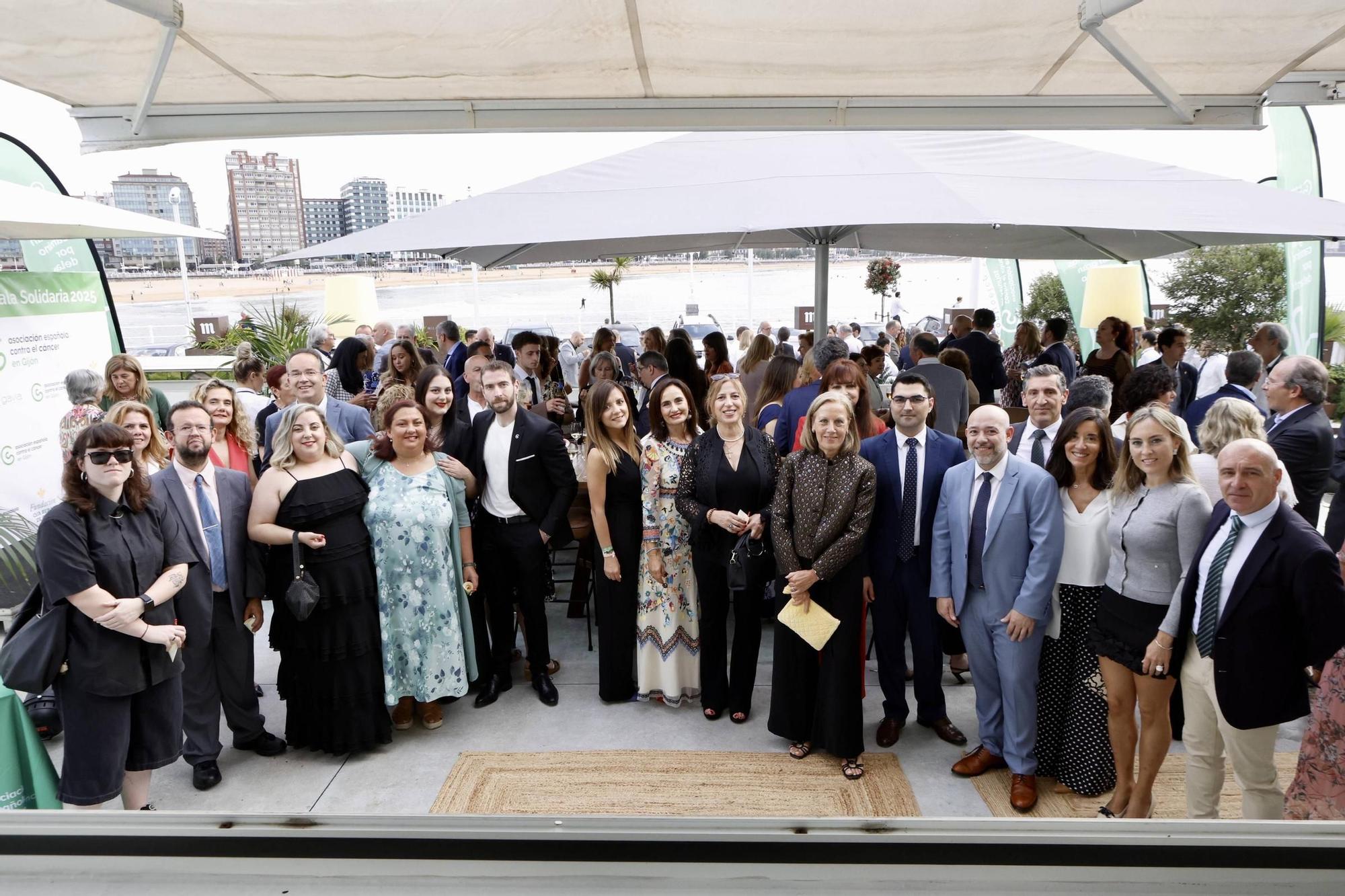 La cena solidaria de la Asociación Española Contra el Cánder en Gijón, en imágenes
