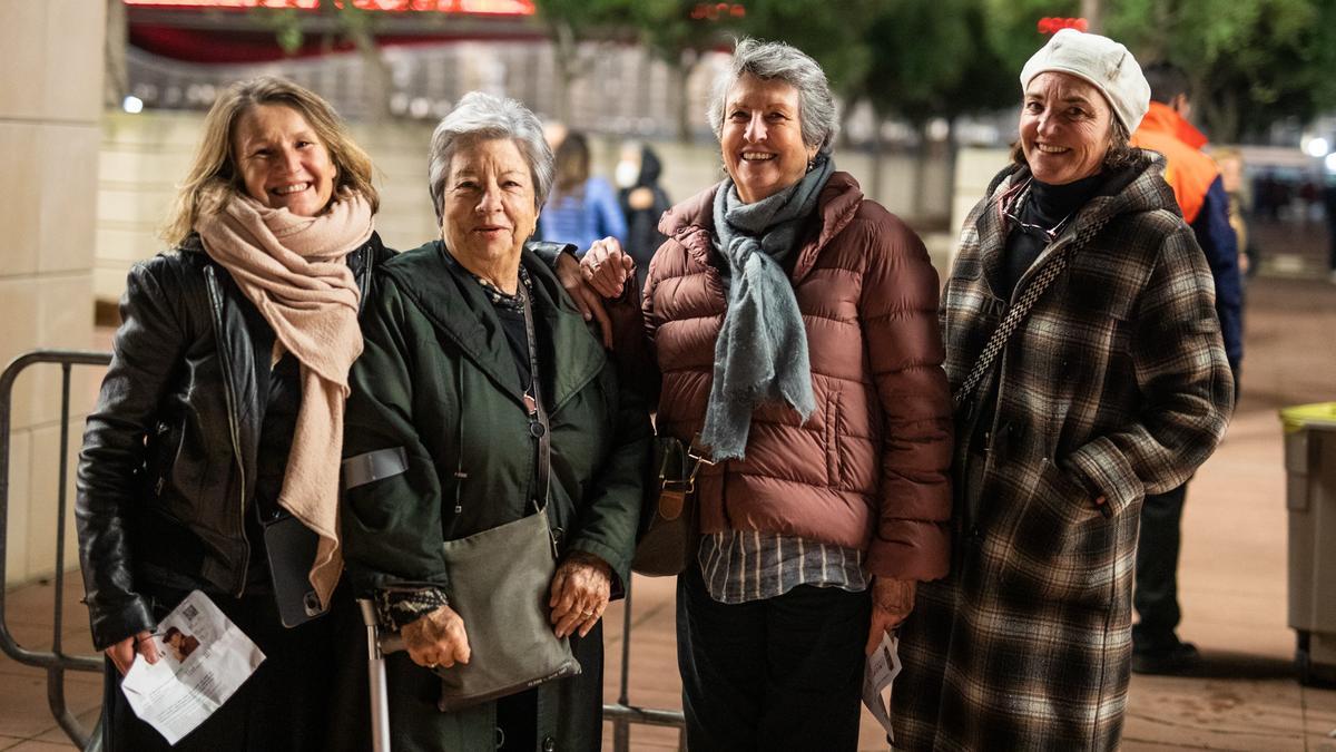 Cuatro seguidoras de Serrat, justo en las puertas del Sant Jordi, antes del concierto
