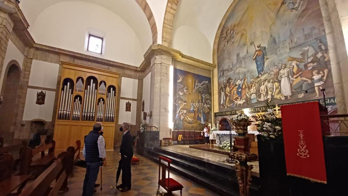 Interior de la iglesia, con la obra pictórica de Casimiro Baragaña a la derecha de la imagen.