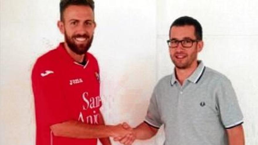 Sergio Ortiz i David Comamala, secretari tècnic de l&#039;Olot, se saluden durant la presentació del jugador.