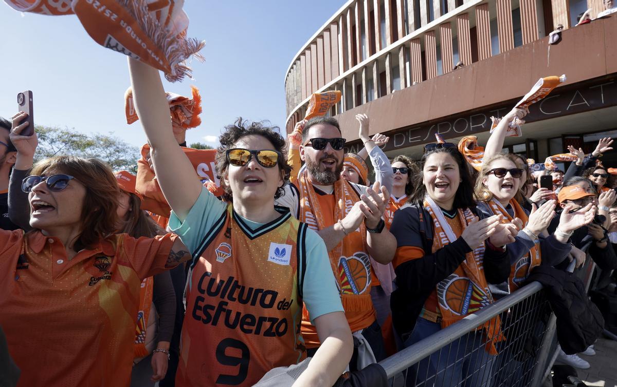 La afición taronja arropa a las jugadoras del Valencia Basket antes de la final.